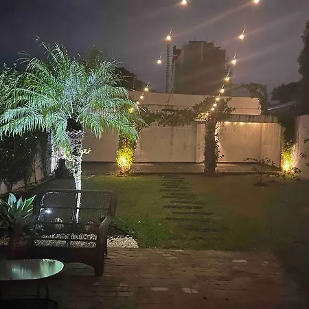 Linda Casa com amplo jardim!-3
